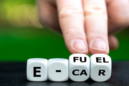 Foto: E-Fuel auf Holzwuerfel